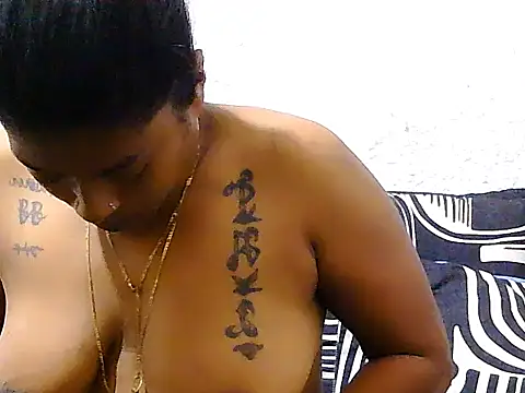 Snapshot of DOVE85 chatting on 11.22.25 DOVE85 online show from 11.22.25