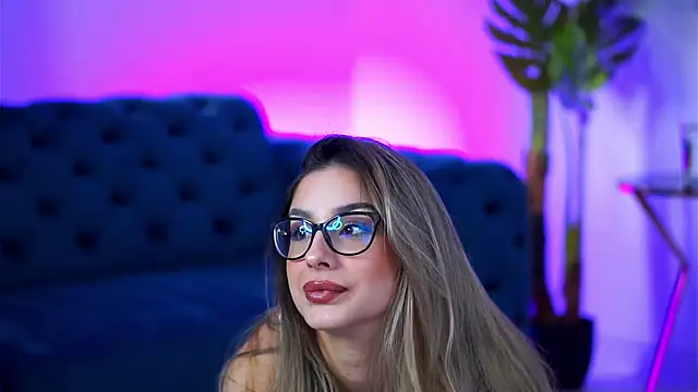 Snapshot of MaddieBryggs chatting on 11.15.25 MaddieBryggs online show from 11.15.25