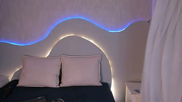 EmiliClarke online show from 01.06.26