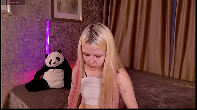Snapshot of VivieSunn chatting on 04.26.26 VivieSunn online show from 04.26.26