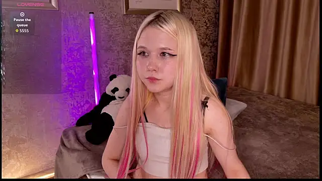Snapshot of VivieSunn chatting on 04.30.26 VivieSunn online show from 04.30.26