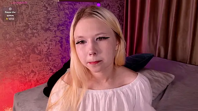 Snapshot of VivieSunn chatting on 06.19.26 VivieSunn online show from 06.19.26
