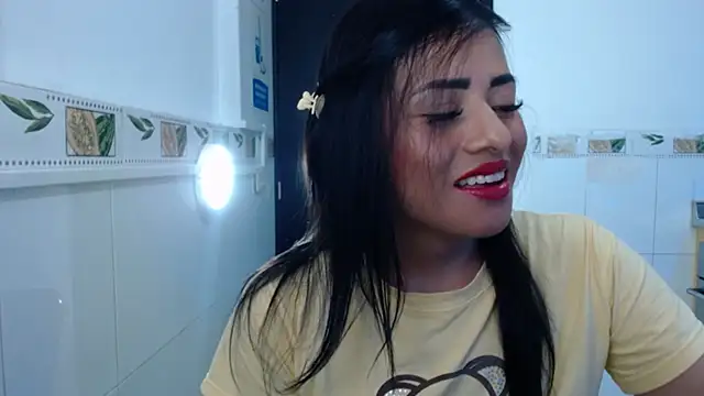 Snapshot of karla_al chatting on 12.04.25 karla al online show from 12.04.25