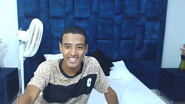 Snapshot of Tommy_22CM chatting on 11.04.25 Tommy 22CM online show from 11.04.25