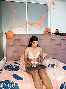 Snapshot of YeseniaRodriguez3 chatting on 10.25.25 YeseniaRodriguez3 online show from 10.25.25