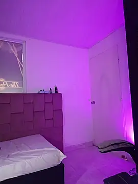 YeseniaRodriguez3 online show from 04.15.26