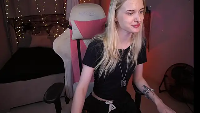 Snapshot of MonicaVelen chatting on 10.29.25 MonicaVelen online show from 10.29.25