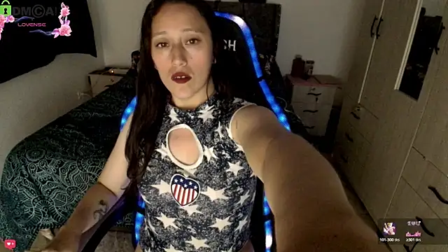 Snapshot of Sunshine_e chatting on 12.16.25 Sunshine e online show from 12.16.25