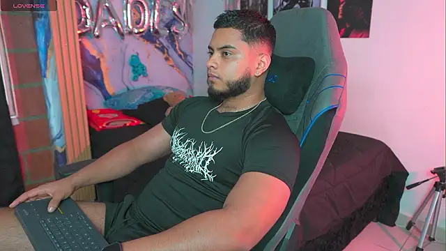 Tiler wolker online show from 03.25.26