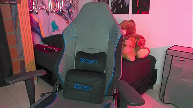 Tiler wolker online show from 04.21.26