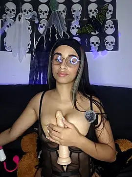 Snapshot of RosyDarck chatting on 10.28.25 RosyDarck online show from 10.28.25