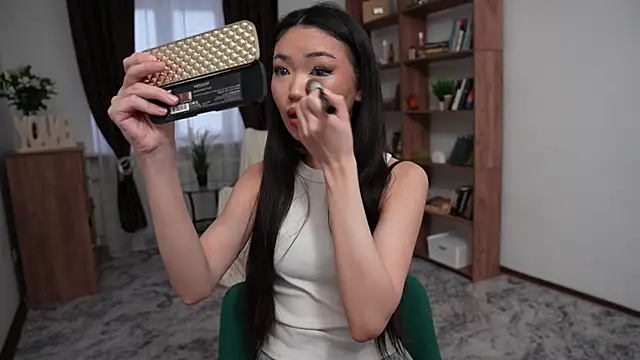 Snapshot of OnieClose chatting on 12.03.25 OnieClose online show from 12.03.25