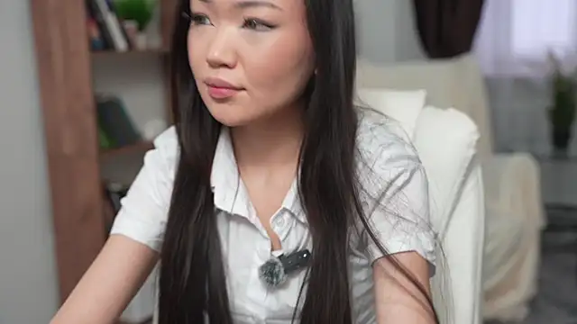 Snapshot of OnieClose chatting on 12.14.25 OnieClose online show from 12.14.25