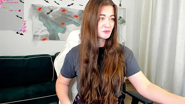 Snapshot of LiyaDaily chatting on 10.30.25 LiyaDaily online show from 10.30.25