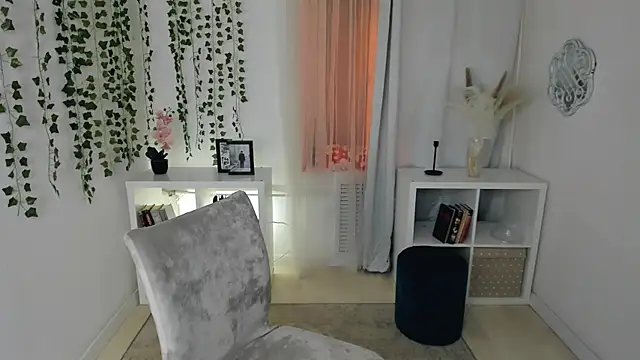 Evanessa Johns online show from 12.03.25