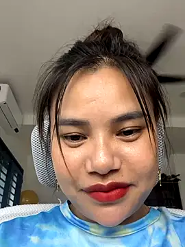 Snapshot of VinaVibe chatting on 10.28.25 VinaVibe online show from 10.28.25