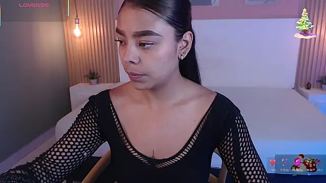 SoffiaDams2 online show from 11.27.25