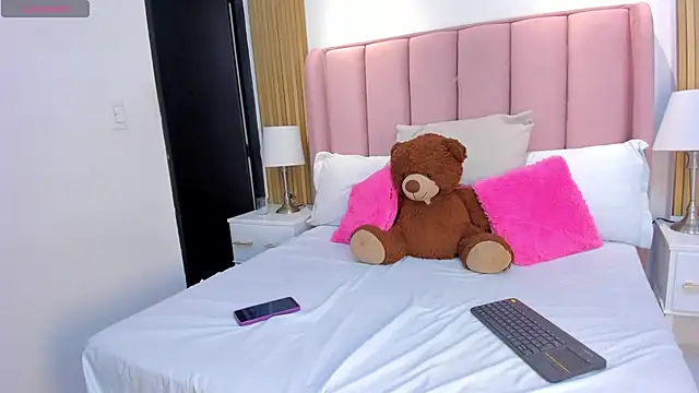 Snapshot of Evie_Mon_ chatting on 11.10.25 Evie Mon online show from 11.10.25