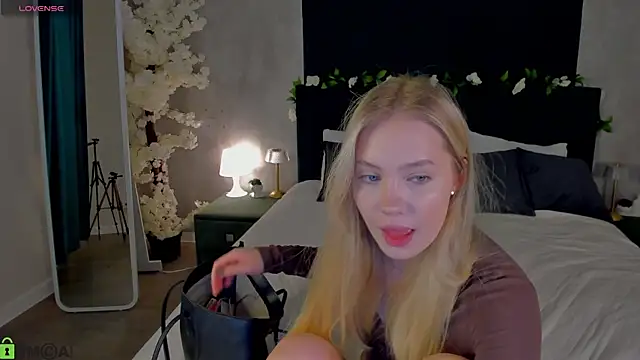 Melanie Ryer online show from 11.29.25