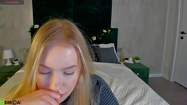 Melanie Ryer online show from 12.04.25