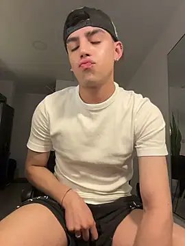 Snapshot of aronnhidden chatting on 07.23.26 aronnhidden online show from 07.23.26