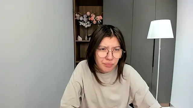 Snapshot of VickieChantos chatting on 10.30.25 VickieChantos online show from 10.30.25