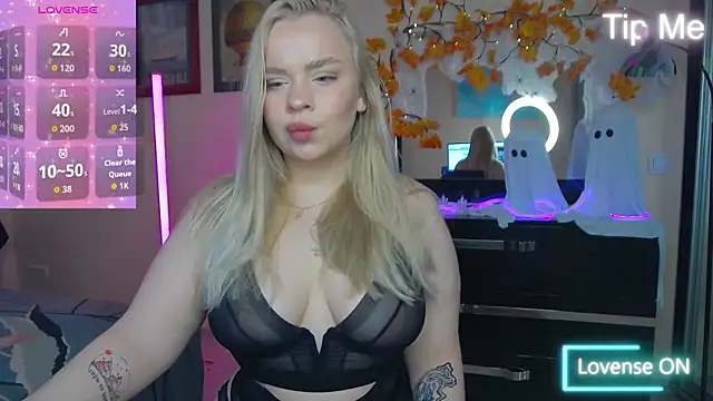 Snapshot of LisaCandy1 chatting on 10.31.25 LisaCandy1 online show from 10.31.25