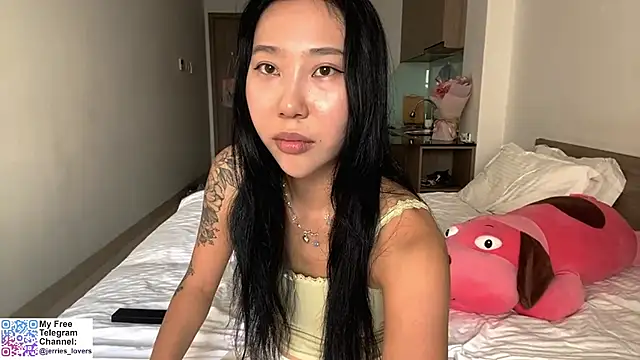 Snapshot of LizParadiz chatting on 10.30.25 LizParadiz online show from 10.30.25