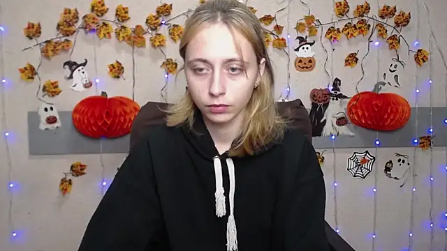 TracyLll online show from 11.04.25