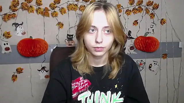 TracyLll online show from 11.14.25