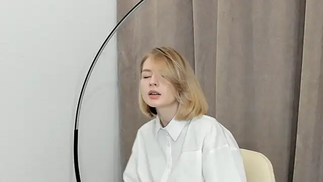 Snapshot of BaileyBernos chatting on 10.29.25 BaileyBernos online show from 10.29.25