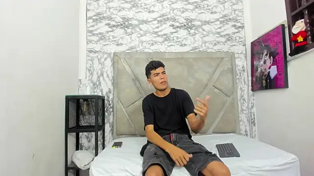 Snapshot of tomy_hotboy chatting on 10.29.25 tomy hotboy online show from 10.29.25