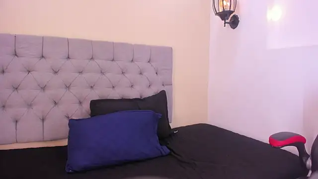 MiaBloom   online show from 11.13.25