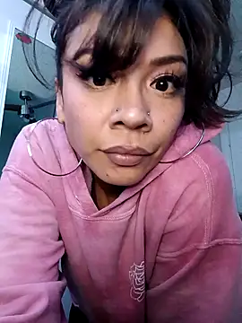 Snapshot of MZThang2Kute chatting on 11.14.25 MZThang2Kute online show from 11.14.25