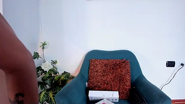 Snapshot of LahanaKimish chatting on 11.13.25 LahanaKimish online show from 11.13.25