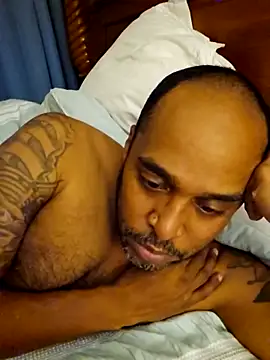 Snapshot of TraddyZaddy chatting on 10.31.25 TraddyZaddy online show from 10.31.25