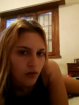 Snapshot of larubia_arg chatting on 11.22.25 larubia arg online show from 11.22.25