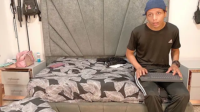 Snapshot of DamianandEva chatting on 02.04.26 DamianandEva online show from 02.04.26