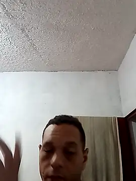 Snapshot of luiguui chatting on 11.24.25 luiguui online show from 11.24.25