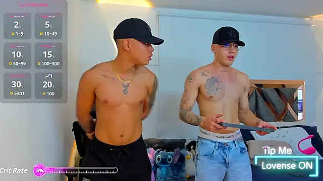 Snapshot of Hot_Guysxxx19 chatting on 10.31.25 Hot Guysxxx19 online show from 10.31.25