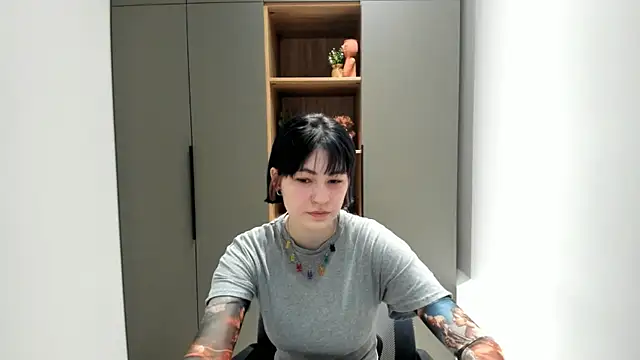 Snapshot of GloriaLemanski chatting on 11.02.25 GloriaLemanski online show from 11.02.25