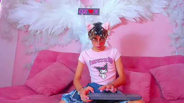 Snapshot of Leo_Glow chatting on 12.16.25 Leo Glow online show from 12.16.25