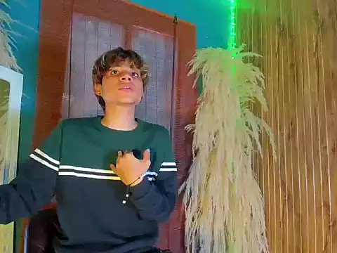 Leo Glow online show from 12.20.25