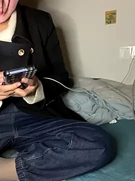 Snapshot of daaqnn chatting on 11.28.25 daaqnn online show from 11.28.25