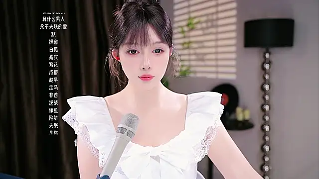 Snapshot of bella-3- chatting on 11.05.25 bella-3- online show from 11.05.25