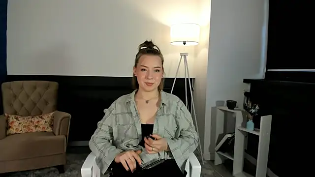 Snapshot of VanitaOkamoto chatting on 11.05.25 VanitaOkamoto online show from 11.05.25