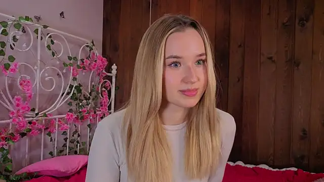 Snapshot of EveMcclearen chatting on 11.10.25 EveMcclearen online show from 11.10.25