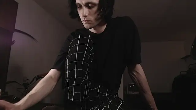 Snapshot of morrowless chatting on 11.08.25 morrowless online show from 11.08.25