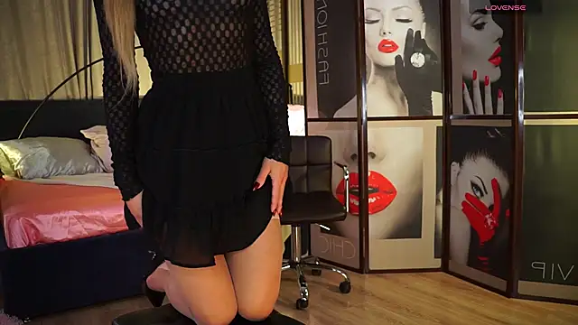 Nikki  Amour online show from 11.17.25