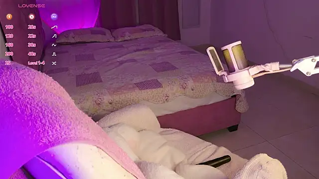 Snapshot of EmillieX chatting on 11.08.25 EmillieX online show from 11.08.25